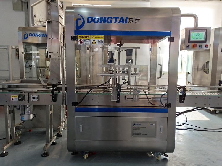 一瞬間，東泰全自動(dòng)食用油灌裝機(jī)給你一百萬(wàn)個(gè)可能